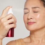 Jane Iredale Pommist Hydration Spray Application